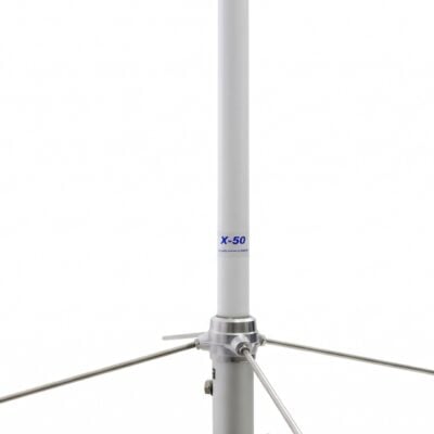 Antena base Diamond X50 bibanda VHF UHF con soporte de montaje sobre fondo blanco